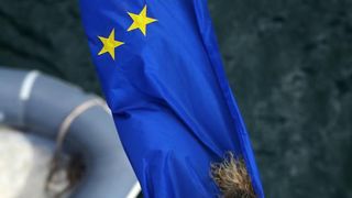 30.06.2013., Zadar – Povodom ulaska Republike Hrvatske u Europsku uniju mladic i djevojka skocili su s Maslenickog mosta sa zastavom Europske unije, dok je mladi Britanac skocio sa hrvatskom zastavom. Photo: Filip Brala/PIXSELL Autor  Filip Brala/PIXSEL