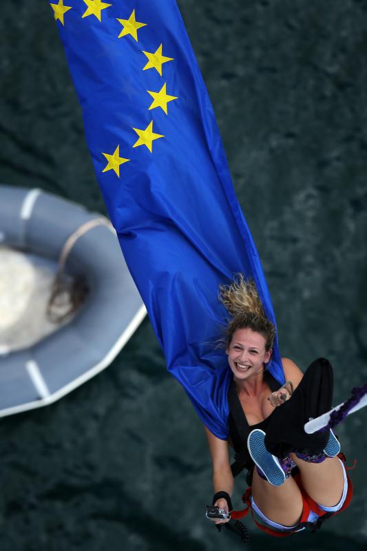 30.06.2013., Zadar – Povodom ulaska Republike Hrvatske u Europsku uniju mladic i djevojka skocili su s Maslenickog mosta sa zastavom Europske unije, dok je mladi Britanac skocio sa hrvatskom zastavom. Photo: Filip Brala/PIXSELL Autor  Filip Brala/PIXSEL