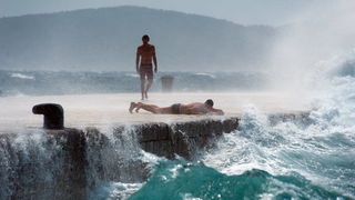 Zadar, 260812
Olujno nevrijeme sa jakim zapadnim vjetrom zahvatilo je u ranim popodnevnim satima zadarsko podrucje na radost brojnih turista i Zadrana koji su uzivali u prekrasnim prizorima, ali isto tako i na nesrecu mnogih nauticara kojima je ovakva olu