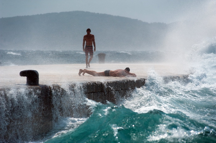 Zadar, 260812
Olujno nevrijeme sa jakim zapadnim vjetrom zahvatilo je u ranim popodnevnim satima zadarsko podrucje na radost brojnih turista i Zadrana koji su uzivali u prekrasnim prizorima, ali isto tako i na nesrecu mnogih nauticara kojima je ovakva olu