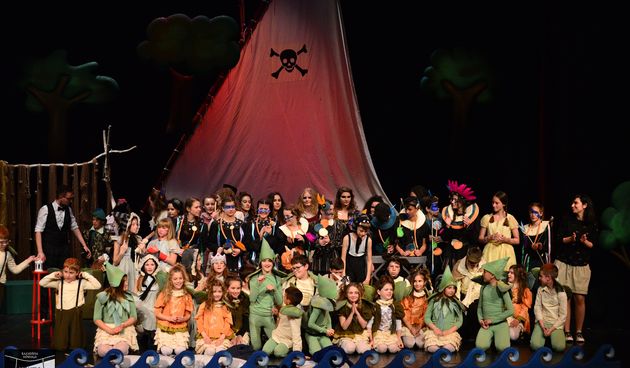 Kazališna udruga “Igrajmo se” u HNK Zadar premijerno je izvela predstavu Petar Pan