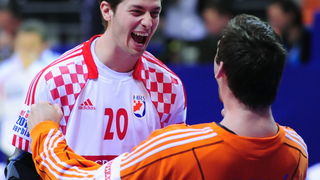 Vrsac, 160112.
Europsko prvenstvo u rukometu u Srbiji.
Prvo kolo, utakmica izmedju Hrvatske i Islanda.
Na slici: Damir Bicanic i Mirko Alilovic.
Foto: Drazen Aleksic / CROPIX Vrsac, 160112.
Europsko prvenstvo u rukometu u Srbiji.
Prvo kolo, utakmica izmedju Hrvatske i Islanda.
Na slici: Damir Bicanic i Mirko Alilovic.
Foto: Drazen Aleksic / CROPIX