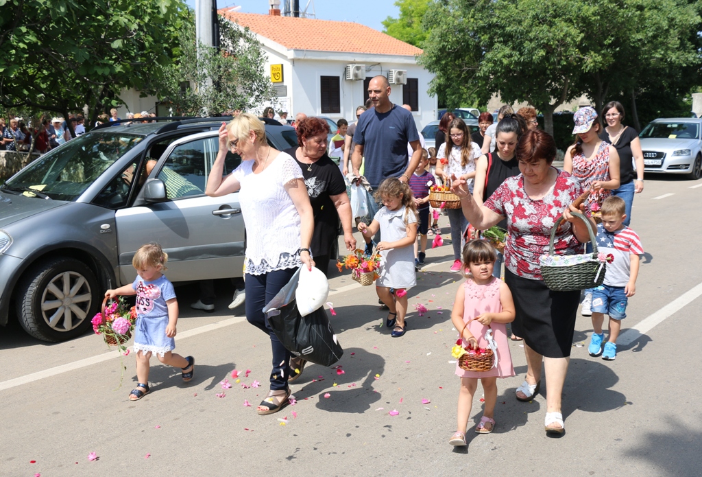 Tradicionalna procesija Tijelova ulicama Vira Tradicionalna procesija Tijelova ulicama Vira