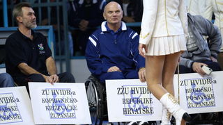 Zadar, 081111.
Premijerka Jadranka Kosor sa ministrima posjetila je Zadar povodom sportskih igara za invalide domovinskog rata, posjetila je i Luku Gazenicu koja je u izgradnji.
Foto : Andrija Lucic / cropix Zadar, 081111.
Premijerka Jadranka Kosor sa ministrima posjetila je Zadar povodom sportskih igara za invalide domovinskog rata, posjetila je i Luku Gazenicu koja je u izgradnji.
Foto : Andrija Lucic / cropix