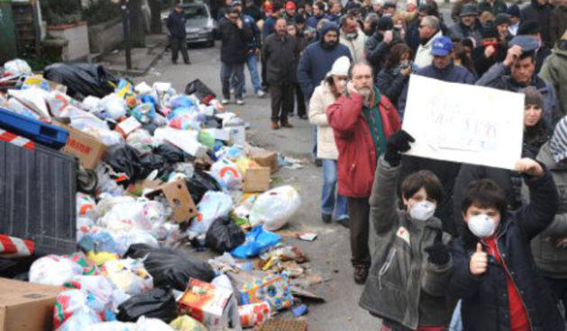 Napulj – brda smeća (Foto: Dnevnik.hr)