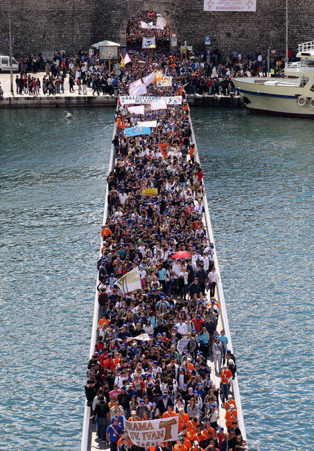 Zadar, 080510.
Zadar je domacin Susreta katolicke mladezi 2010. 
Susret ce trajati dva dana a u njemu ce sudjelovati preko 30.000 mladih iz Hrvatske i svijeta. 
Na slici: procesija s krizem od centra grada do sprtskog centra Visnjik gdje ce se sluziti mis