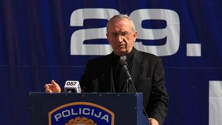 U prigodi Dana hrvatske policije i njihovog zaštitnika Sv.Mihovila danas je u PU Zadarskoj održana prigodna svečanost.U nastavku svečanosti, pokaznu vježbu samoobrane izveli su pripadnici interventne jedinice PU Zadarske te su podijeljena priznanja nagrađ U prigodi Dana hrvatske policije i njihovog zaštitnika Sv.Mihovila danas je u PU Zadarskoj održana prigodna svečanost.U nastavku svečanosti, pokaznu vježbu samoobrane izveli su pripadnici interventne jedinice PU Zadarske te su podijeljena priznanja nagrađ