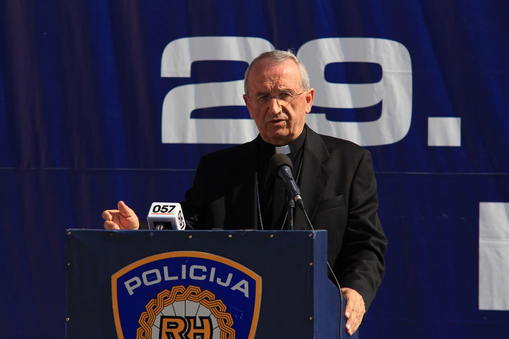 U prigodi Dana hrvatske policije i njihovog zaštitnika Sv.Mihovila danas je u PU Zadarskoj održana prigodna svečanost.U nastavku svečanosti, pokaznu vježbu samoobrane izveli su pripadnici interventne jedinice PU Zadarske te su podijeljena priznanja nagrađ U prigodi Dana hrvatske policije i njihovog zaštitnika Sv.Mihovila danas je u PU Zadarskoj održana prigodna svečanost.U nastavku svečanosti, pokaznu vježbu samoobrane izveli su pripadnici interventne jedinice PU Zadarske te su podijeljena priznanja nagrađ