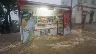 Dubrovnik, 221110.
Dubrovnik je jutros pogodio strahoviti prolom oblaka, uzrokovavsi poplave, “jezera” na ulicama i zastoje prometa.
Na fotografiji:  poplavljen kiosk na Plocama.
Foto: Zeljko Soletic / Cropix