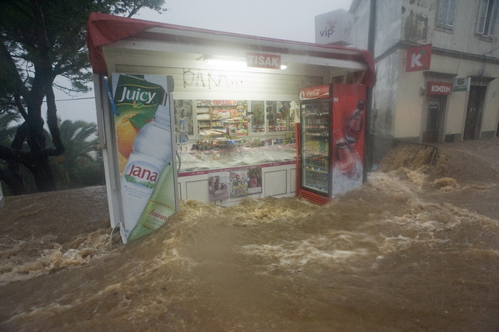 Dubrovnik, 221110.
Dubrovnik je jutros pogodio strahoviti prolom oblaka, uzrokovavsi poplave, “jezera” na ulicama i zastoje prometa.
Na fotografiji:  poplavljen kiosk na Plocama.
Foto: Zeljko Soletic / Cropix