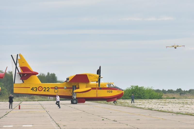 U sklopu Medjunarodne konferencije o gasenju pozara iz zraka (Aerial Firefighting Conference), u zrakoplovnoj bazi HRZ Zemunik odrzala se pokazna vjezba na kojoj su sudjelovali protupozarni avioni i helikopteri iz sastava 93. zrakoplovne baze u Zemuniku, U sklopu Medjunarodne konferencije o gasenju pozara iz zraka (Aerial Firefighting Conference), u zrakoplovnoj bazi HRZ Zemunik odrzala se pokazna vjezba na kojoj su sudjelovali protupozarni avioni i helikopteri iz sastava 93. zrakoplovne baze u Zemuniku,