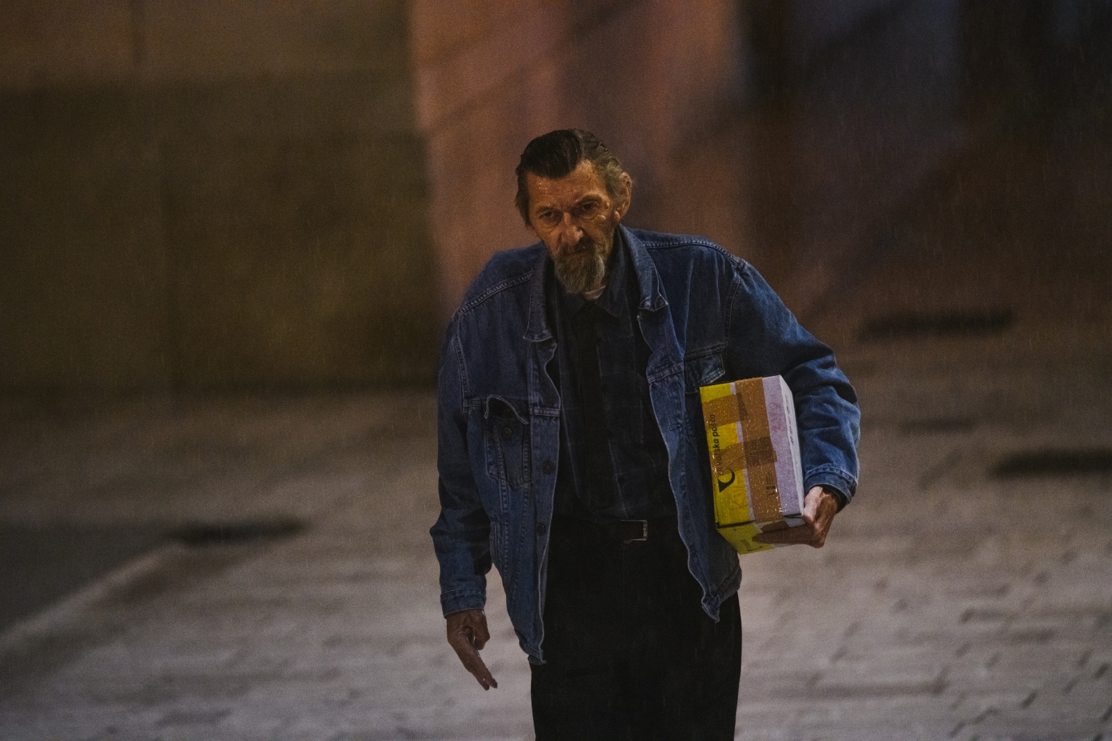 Kiša je potopila ulice grada. Jesen je stigla u svom svojem sjaju