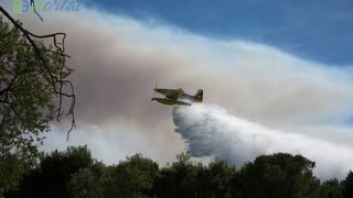 Zemaljske i zračne vatrogasne snage gase veliki šumski požar kod Crvene luke. Foto: Franjo Jurić/eBiograd Zemaljske i zračne vatrogasne snage gase veliki šumski požar kod Crvene luke. Foto: Franjo Jurić/eBiograd