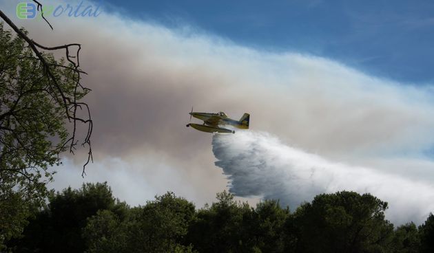 Zemaljske i zračne vatrogasne snage gase veliki šumski požar kod Crvene luke. Foto: Franjo Jurić/eBiograd