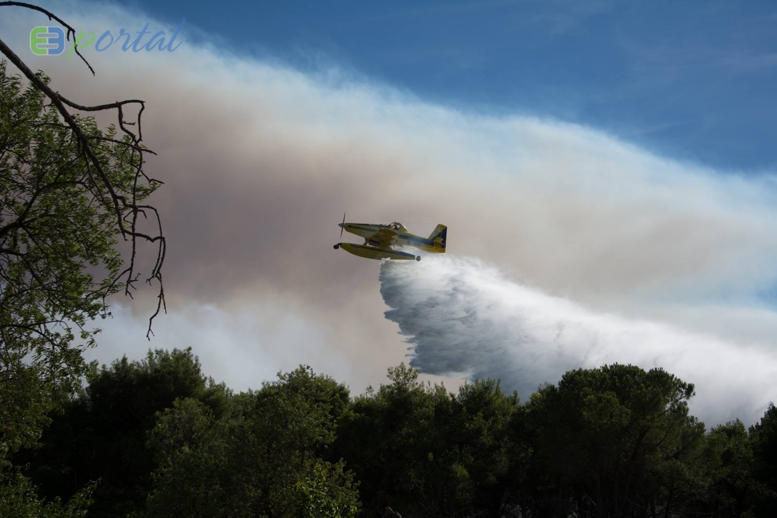 Zemaljske i zračne vatrogasne snage gase veliki šumski požar kod Crvene luke. Foto: Franjo Jurić/eBiograd Zemaljske i zračne vatrogasne snage gase veliki šumski požar kod Crvene luke. Foto: Franjo Jurić/eBiograd