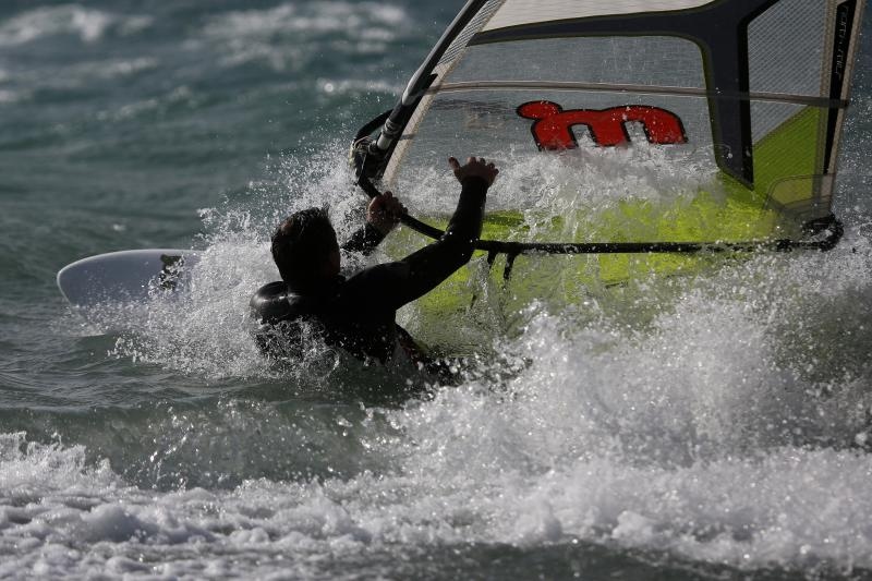 Zadar: Surferi uživaju u valovima koje je prouzročilo snažno jugo, Photo: Filip Brala/PIXSELL