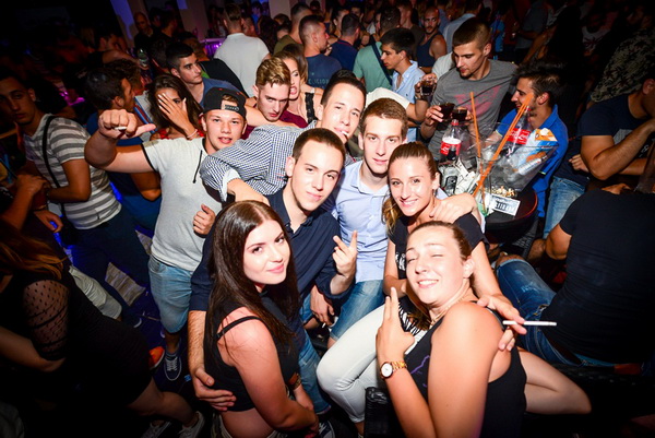 Odlična zabava u Noštromo i Vagabundo barovima na Viru