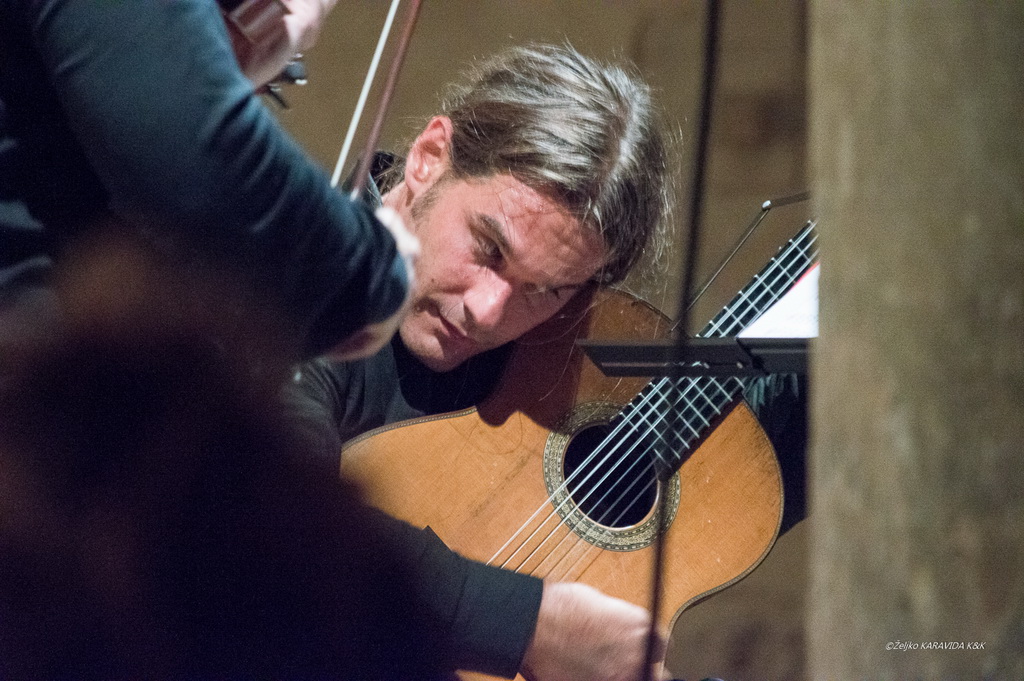 Violinist Martin Draušnik i gitarist Krešimir Bedek u Sv. Donatu izveli program “Paganini i gitara” Violinist Martin Draušnik i gitarist Krešimir Bedek u Sv. Donatu izveli program “Paganini i gitara”