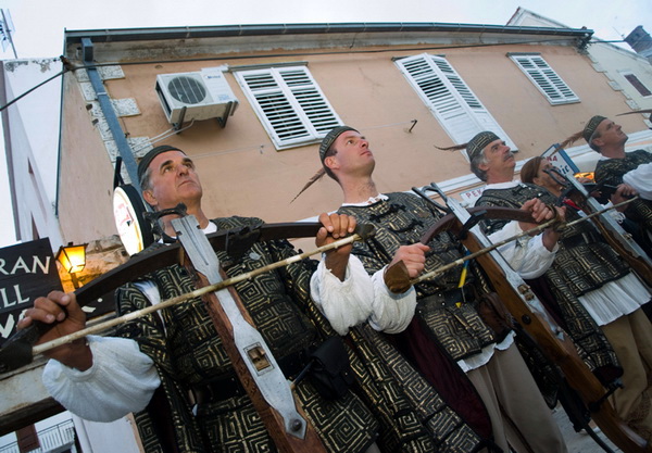 Biograd: Mazoretkinje, gradska glazba i srednjovjekovni biogradski kostimi
