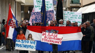 Zadar, 081210.
Prosvjed mjestana Podgradine ispred zgrade zupanijske uprave zbog toga jer njihovo mjesto nije registirano kao mjesto. Kolona prosvjednika je krenula s Branimirove obale, preko Poluotoka i dosla pred zgradu zupanije.
Foto: Vladimir Ivanov /