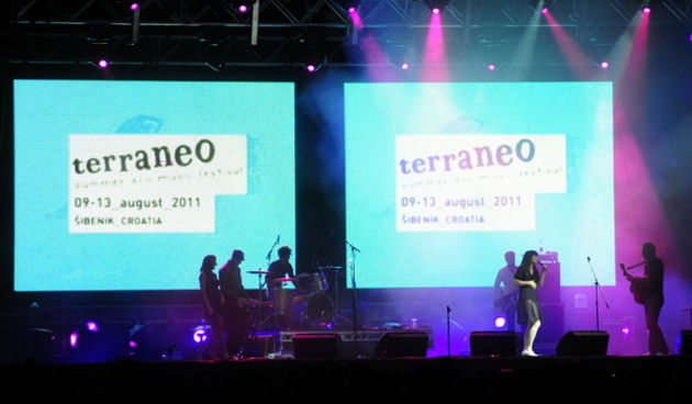 Sibenik, 110811
Treci dan glazbenog festivala Terraneo koji se odrzava u Sibeniku i privlaci mnogobrojne domace i strane ljubitelje glazbe. 
Na slici: nastup grupe Nouvelle Vague
Foto: Mladen Pobi / CROPIX
