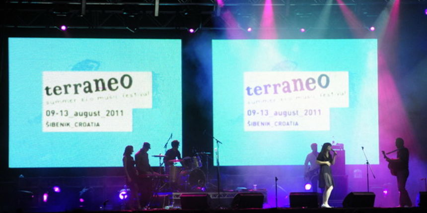 Sibenik, 110811
Treci dan glazbenog festivala Terraneo koji se odrzava u Sibeniku i privlaci mnogobrojne domace i strane ljubitelje glazbe.
Na slici: nastup grupe Nouvelle Vague
Foto: Mladen Pobi / CROPIX Sibenik, 110811
Treci dan glazbenog festivala Terraneo koji se odrzava u Sibeniku i privlaci mnogobrojne domace i strane ljubitelje glazbe.
Na slici: nastup grupe Nouvelle Vague
Foto: Mladen Pobi / CROPIX