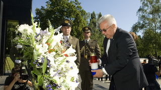 Zagreb,250611
Groblje Mirogoj.
Predsjednik Sabora RH Luka Bebic  u povodu Dana drzavnosti polaze vijenac na spomen obiljezju Zid boli.
Foto: Zeljko Grgic / CROPIX