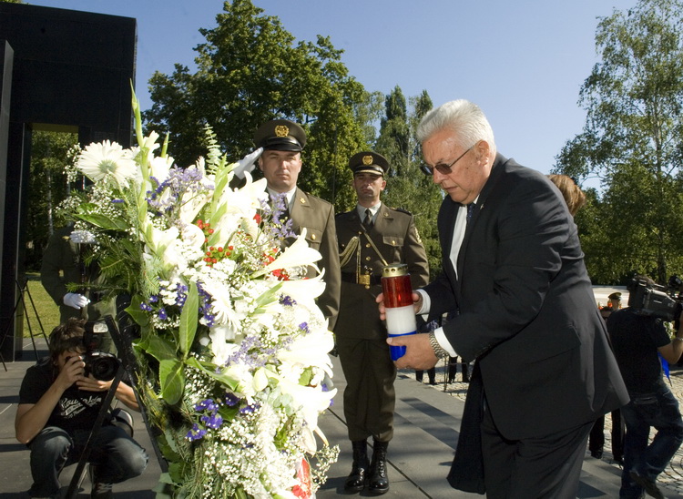 Zagreb,250611
Groblje Mirogoj.
Predsjednik Sabora RH Luka Bebic  u povodu Dana drzavnosti polaze vijenac na spomen obiljezju Zid boli.
Foto: Zeljko Grgic / CROPIX