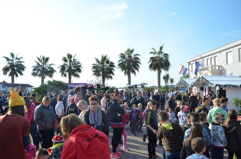 Vir: Druženje virske djece sa Svetim Nikolom Vir: Druženje virske djece sa Svetim Nikolom