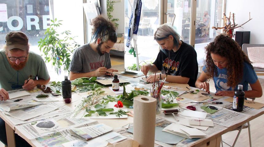 Udruga Prizma organizirala je radionicu u studiju Lapo Lapo za društveno odgovorni dizajn i digitalni tisak, tijekom koje su mladi koristili prirodne materijale kao šablonu za tisak.