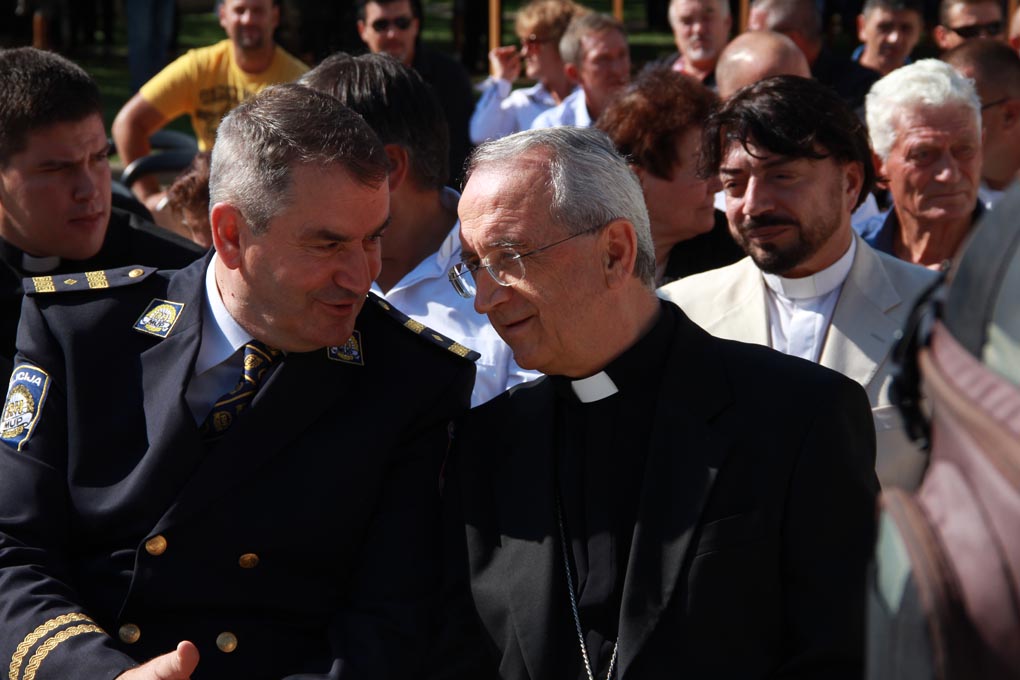 U prigodi Dana hrvatske policije i njihovog zaštitnika Sv.Mihovila danas je u PU Zadarskoj održana prigodna svečanost.U nastavku svečanosti, pokaznu vježbu samoobrane izveli su pripadnici interventne jedinice PU Zadarske te su podijeljena priznanja nagrađ U prigodi Dana hrvatske policije i njihovog zaštitnika Sv.Mihovila danas je u PU Zadarskoj održana prigodna svečanost.U nastavku svečanosti, pokaznu vježbu samoobrane izveli su pripadnici interventne jedinice PU Zadarske te su podijeljena priznanja nagrađ