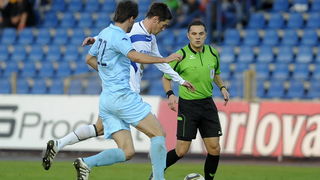 Karlovac, 051111.
Igraliste Branko Cavlovic Cavlek.
Nogometna utakmica 14.kola 1.HNL izmedju NK Karlovac i NK Zadar.
Na slici: Kenan Cejvanovic, Antonio Mrsic, Alen Gerek sudac.
Foto: Damir Krajac / CROPIX