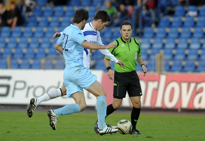 Karlovac, 051111.
Igraliste Branko Cavlovic Cavlek.
Nogometna utakmica 14.kola 1.HNL izmedju NK Karlovac i NK Zadar.
Na slici: Kenan Cejvanovic, Antonio Mrsic, Alen Gerek sudac.
Foto: Damir Krajac / CROPIX