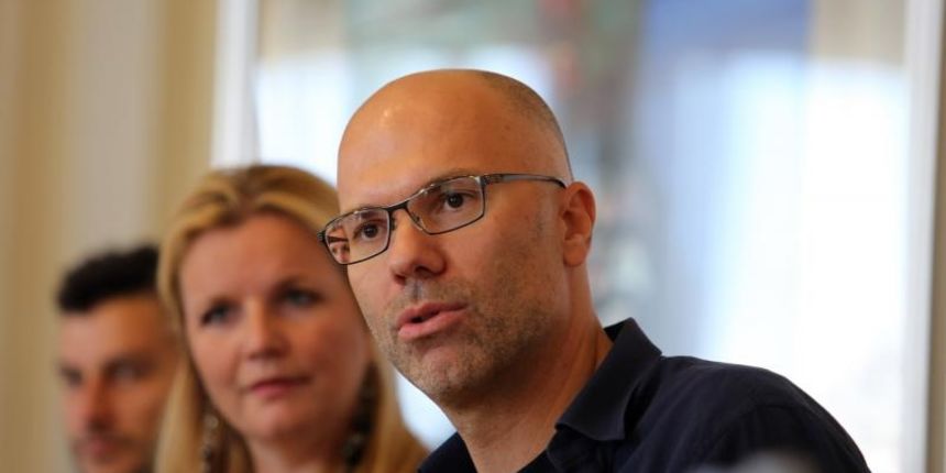 Konferencija za medije uoci pocetka nove sezone u HNK Ivana pl. Zajca. Nazocili su Leo Mujic, Balazs Baranyai, Leonora Surian, Marin Blazevic, Vojko Obersnel, Sandra Cvetko i putem skypea glumica Mira Furlan. Marin Blazevic Konferencija za medije uoci pocetka nove sezone u HNK Ivana pl. Zajca. Nazocili su Leo Mujic, Balazs Baranyai, Leonora Surian, Marin Blazevic, Vojko Obersnel, Sandra Cvetko i putem skypea glumica Mira Furlan. Marin Blazevic