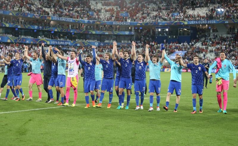 Velika fešta hrvatskih nogometaša i navijača u Bordeauxu nakon pobjede nad Španjolskom 2-1. Photo: Sanjin Strukic/PIXSELL Velika fešta hrvatskih nogometaša i navijača u Bordeauxu nakon pobjede nad Španjolskom 2-1. Photo: Sanjin Strukic/PIXSELL