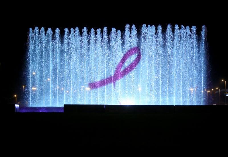 Zagreb: Fontane osvjetljene ružicastom bojom kao podrška oboljelima od rak. Photo: Igor Kralj/PIXSELL Zagreb: Fontane osvjetljene ružicastom bojom kao podrška oboljelima od rak. Photo: Igor Kralj/PIXSELL