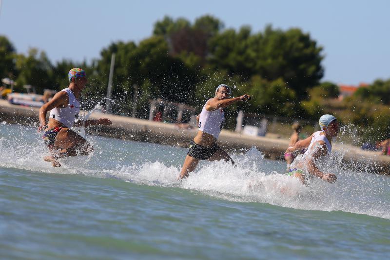 Na plaži u Zatonu kod Zadra održan je tečaj Hrvatskog crvenog križa za  djevojke i mladiće kako bi dobili licencu za spasioce na plažama Zadarske županije. Photo: Filip Brala/PIXSELL