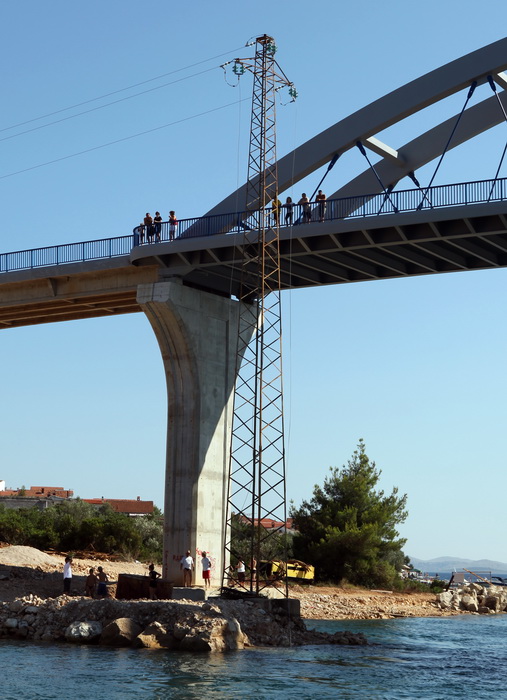 Zadar, 110810.
Katamaran marke Lagoon 620 popodne je jarbolom zapeo za dalekovod u prolazu mali Zdrelac izmedju otoka Ugljan i Pasman. Zatim se jarbolom naslonio na most koji je visine 16,5 metara. Zice dalekovoda su pukle i pale u more a brod je znatno o Zadar, 110810.
Katamaran marke Lagoon 620 popodne je jarbolom zapeo za dalekovod u prolazu mali Zdrelac izmedju otoka Ugljan i Pasman. Zatim se jarbolom naslonio na most koji je visine 16,5 metara. Zice dalekovoda su pukle i pale u more a brod je znatno o