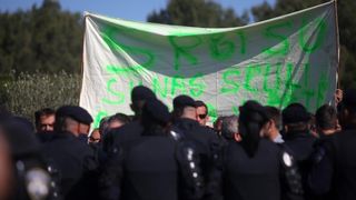 Radnicima škvera Nauta Lamjana interventna policija PU Zadarske onemogućila je pokušaj ulaska u škver u kojem se odvija stečajni postupak. Photo: Filip Brala/PIXSELL Radnicima škvera Nauta Lamjana interventna policija PU Zadarske onemogućila je pokušaj ulaska u škver u kojem se odvija stečajni postupak. Photo: Filip Brala/PIXSELL