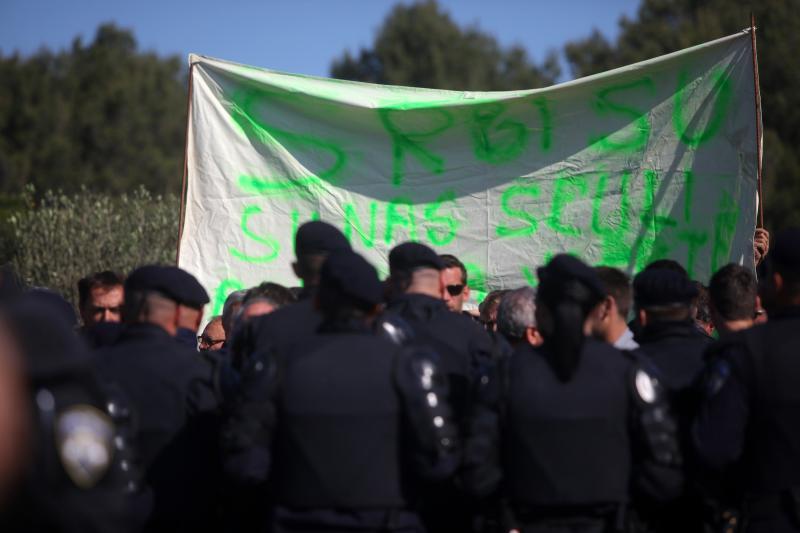 Radnicima škvera Nauta Lamjana interventna policija PU Zadarske onemogućila je pokušaj ulaska u škver u kojem se odvija stečajni postupak. Photo: Filip Brala/PIXSELL Radnicima škvera Nauta Lamjana interventna policija PU Zadarske onemogućila je pokušaj ulaska u škver u kojem se odvija stečajni postupak. Photo: Filip Brala/PIXSELL