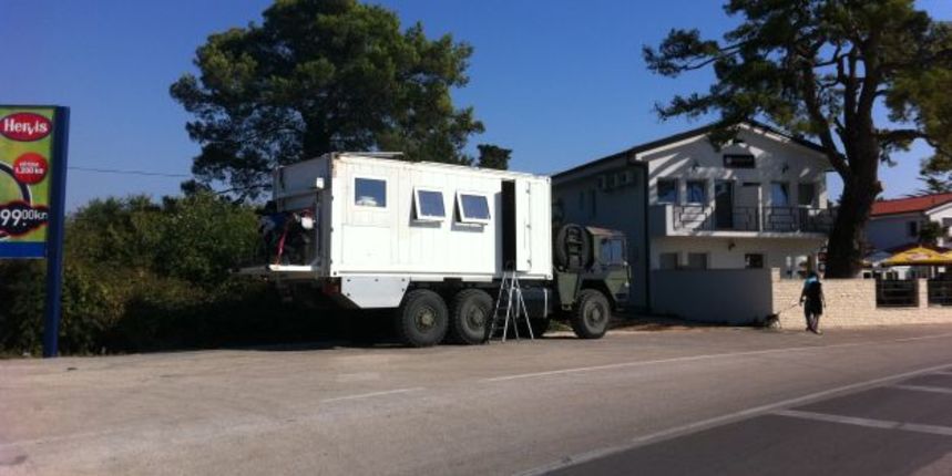 Imrovizirana kuća ( Index.hr). Imrovizirana kuća ( Index.hr).