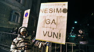 Maribor (Slovenija), 031212.
Prosvjed gradjana Maribora protiv trenutacnog gradonacelnika Franca Kanglera, osumnjicenog za umjesanost u korupciju. Prosvjed je zapoceo okupljanjem nekoliko tisuca ljudi na Trgu Slobode, a zatim se preselio ispred zgrade opc Maribor (Slovenija), 031212.
Prosvjed gradjana Maribora protiv trenutacnog gradonacelnika Franca Kanglera, osumnjicenog za umjesanost u korupciju. Prosvjed je zapoceo okupljanjem nekoliko tisuca ljudi na Trgu Slobode, a zatim se preselio ispred zgrade opc