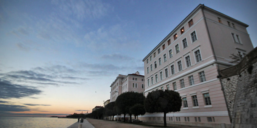 Večernji đir po rivi 13. studenog 2012., Sveučilište (foto:Saša Čuka) Večernji đir po rivi 13. studenog 2012., Sveučilište (foto:Saša Čuka)