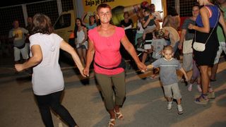 Na Stanovima se Kraljica mira slavi već preko 20 godina, a sinoćnjim misnim slavljem, procesijom i kasnije koncertom na školskom igralištu Stanarci su proslavili još jednu feštu. Koncert su održali grupa Dalmatico i Ivica Sikirić Ićo, foto: I. Perinčić Na Stanovima se Kraljica mira slavi već preko 20 godina, a sinoćnjim misnim slavljem, procesijom i kasnije koncertom na školskom igralištu Stanarci su proslavili još jednu feštu. Koncert su održali grupa Dalmatico i Ivica Sikirić Ićo, foto: I. Perinčić