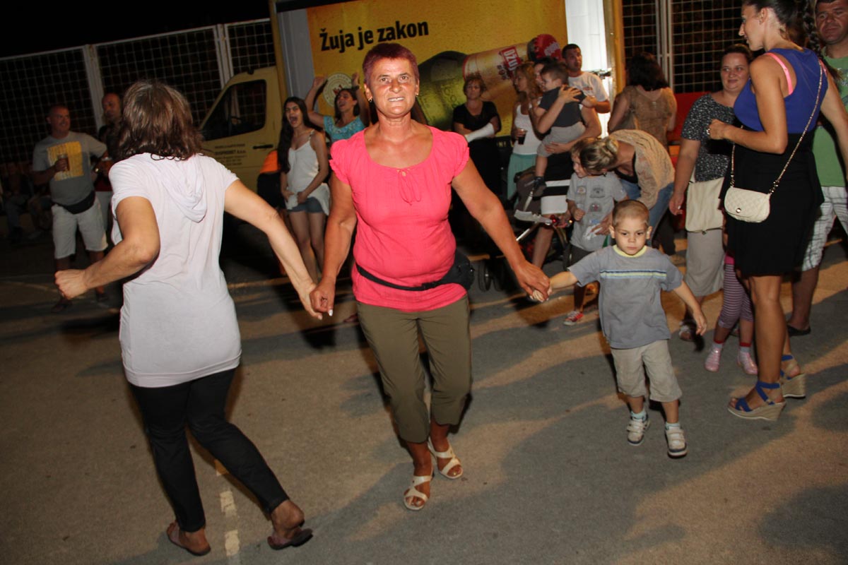 Na Stanovima se Kraljica mira slavi već preko 20 godina, a sinoćnjim misnim slavljem, procesijom i kasnije koncertom na školskom igralištu Stanarci su proslavili još jednu feštu. Koncert su održali grupa Dalmatico i Ivica Sikirić Ićo, foto: I. Perinčić Na Stanovima se Kraljica mira slavi već preko 20 godina, a sinoćnjim misnim slavljem, procesijom i kasnije koncertom na školskom igralištu Stanarci su proslavili još jednu feštu. Koncert su održali grupa Dalmatico i Ivica Sikirić Ićo, foto: I. Perinčić
