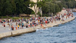 Panoramske fotografije s trajekta koji vozi od Zadra do otoka Ugljana. Photo: Filip Brala/PIXSELL Autor  Filip Brala/PIXSELL KLJUČNE RIJEČI  panorama, morske orgulje, pozdrav suncu, trajekt, riva