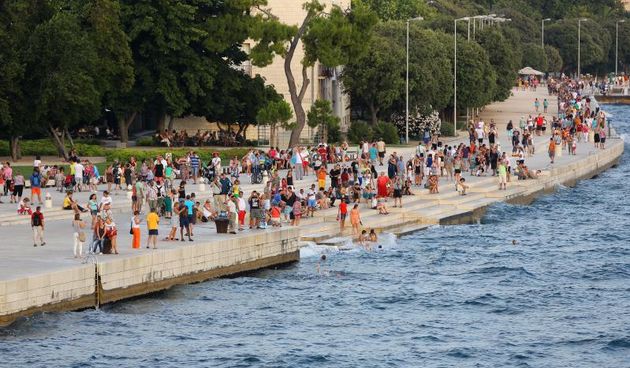 Panoramske fotografije s trajekta koji vozi od Zadra do otoka Ugljana. Photo: Filip Brala/PIXSELL Autor  Filip Brala/PIXSELL KLJUČNE RIJEČI  panorama, morske orgulje, pozdrav suncu, trajekt, riva