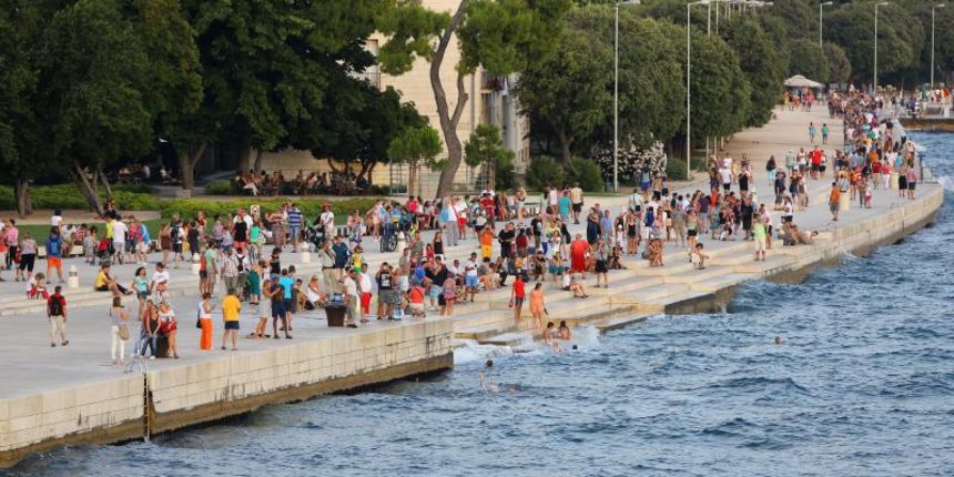 Panoramske fotografije s trajekta koji vozi od Zadra do otoka Ugljana. Photo: Filip Brala/PIXSELL Autor  Filip Brala/PIXSELL KLJUČNE RIJEČI  panorama, morske orgulje, pozdrav suncu, trajekt, riva