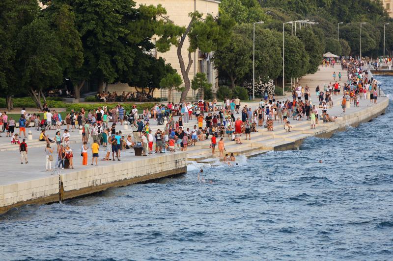 Panoramske fotografije s trajekta koji vozi od Zadra do otoka Ugljana. Photo: Filip Brala/PIXSELL Autor  Filip Brala/PIXSELL KLJUČNE RIJEČI  panorama, morske orgulje, pozdrav suncu, trajekt, riva