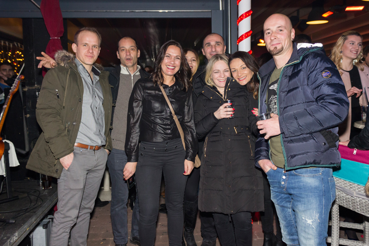 Doček 2017: Najluđa noć na zadarskom Poluotoku privukla više tisuća Zadrana i gostiju Doček 2017: Najluđa noć na zadarskom Poluotoku privukla više tisuća Zadrana i gostiju